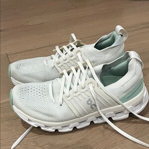 Women’s On Running Cloudswift size 7.5